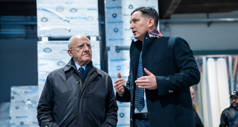 Il presidente De Luca e il CEO di Isolkappa Giuseppe Rinaldi in visita allo stabilimento di Isolkappa per l'inaugurazione dell'Industrial Innovation Hub